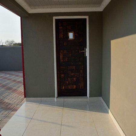 Mathlyn Guesthouse גאבורון מראה חיצוני תמונה