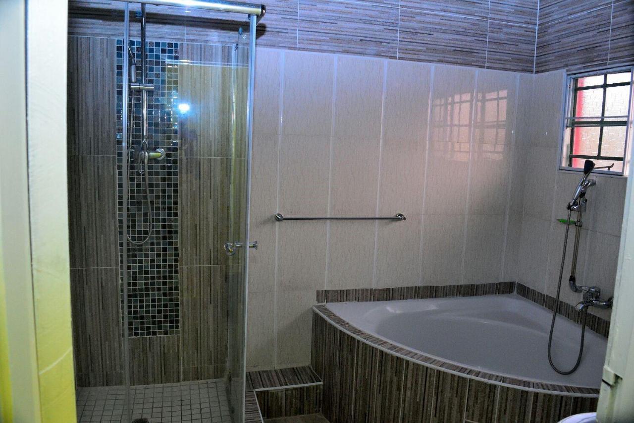 Mathlyn Guesthouse גאבורון מראה חיצוני תמונה