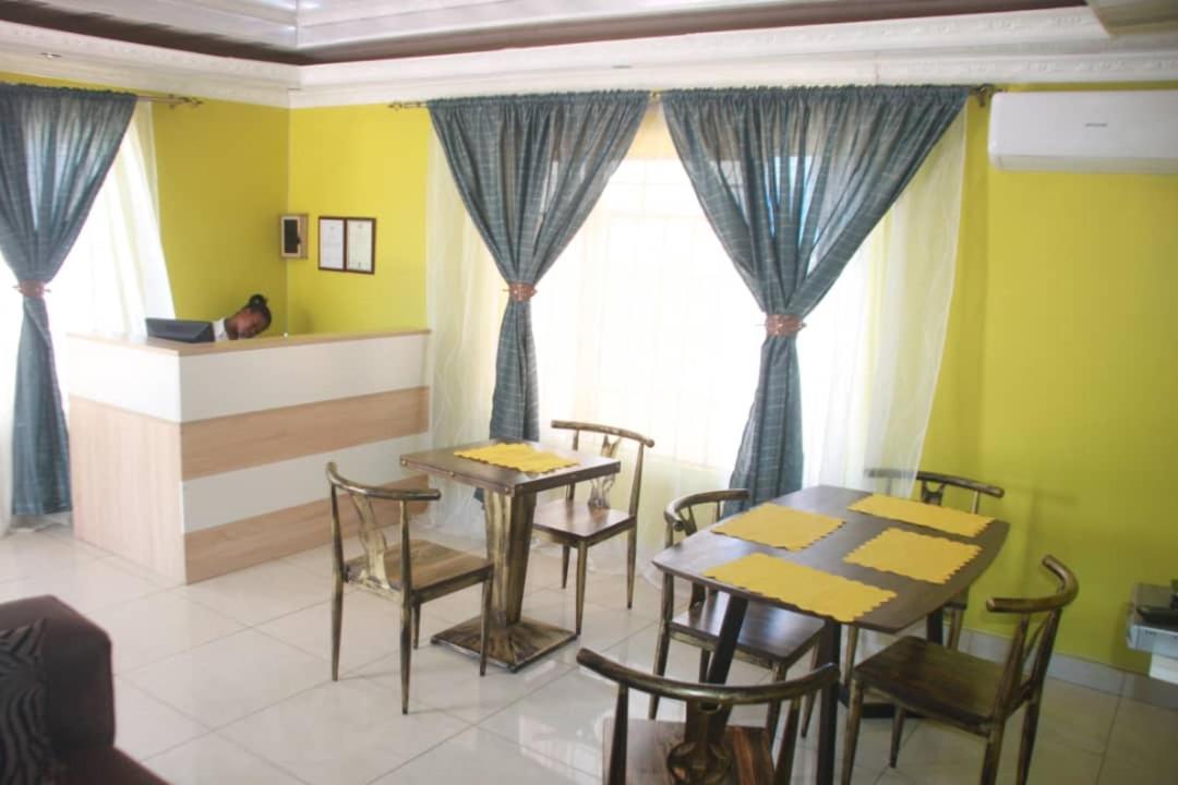 Mathlyn Guesthouse גאבורון מראה חיצוני תמונה