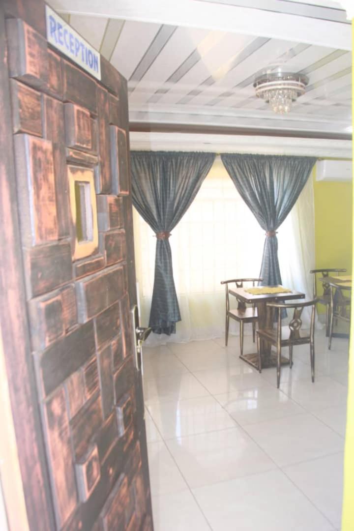 Mathlyn Guesthouse גאבורון מראה חיצוני תמונה