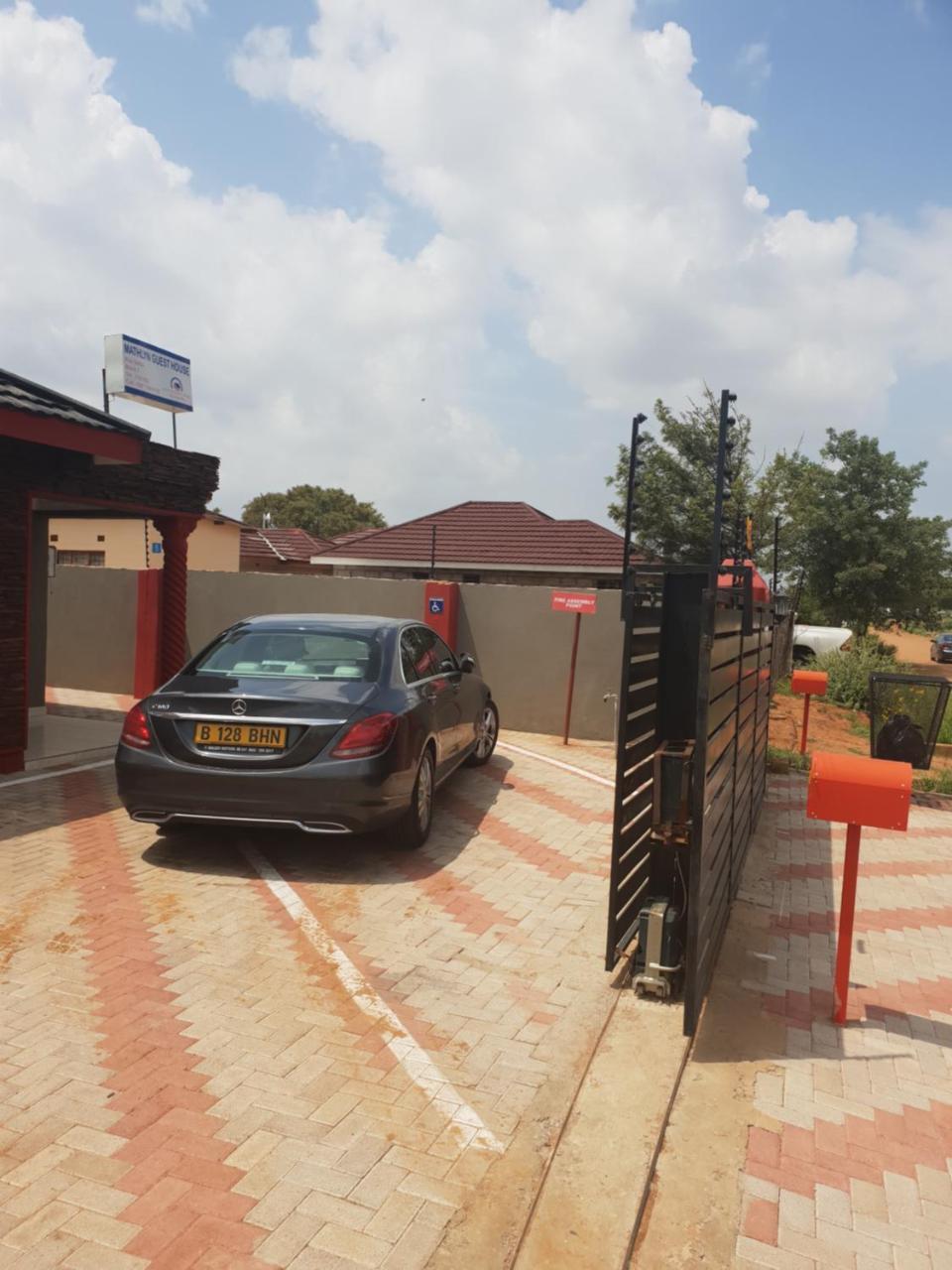 Mathlyn Guesthouse גאבורון מראה חיצוני תמונה