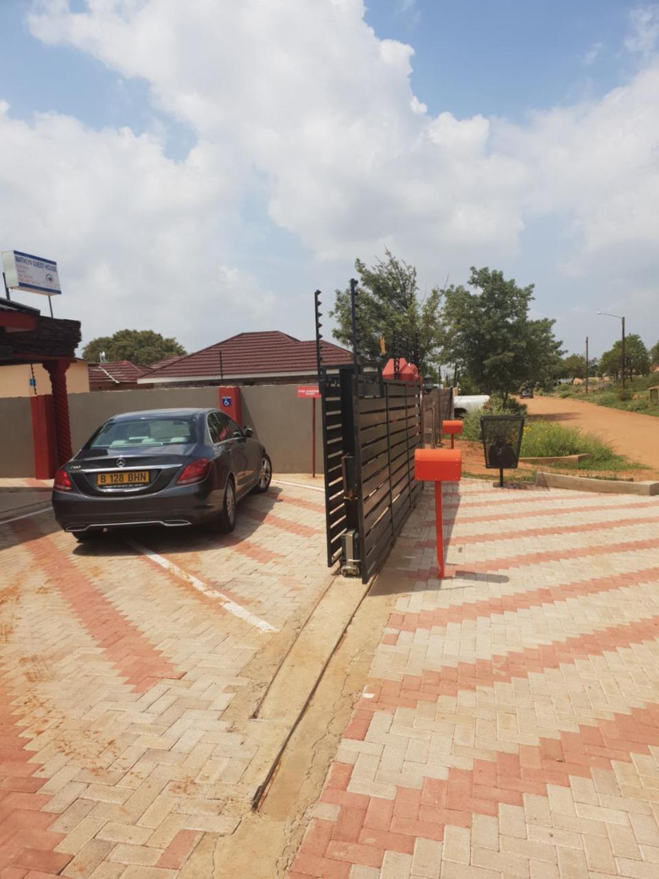 Mathlyn Guesthouse גאבורון מראה חיצוני תמונה